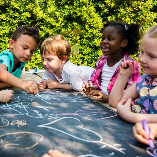 slide-gra-na-asfalcie